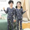 パジャマの男の子の女の子パジャマは冬の綿の睡眠の子供の家の服をセットします