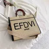 2024 NY DESIGNER WOMENS CROSSBODY SHOULDE PORTABLE STRAW WOVED Simple Letter broderad messenger väska