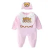 幼児幼児贅沢なロンパース男の子の女の子ロンパー新生児ジャンプスーツビブキャップ3ピースデザイナー服セット
