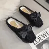 Porter des semelles épaisses à l'extérieur et augmenter la hauteur à l'intérieur des femmes hiver nouveau ins mode talon incliné demi pantoufle chaussures en coton pour les femmes 231007