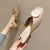 Slipare varumärkesdesigner kvinnor glider på mulor låga häl casual skor brittiska spänne glider träblock klackar sommar A25-50
