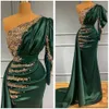 Robes de soirée sirène en satin vert foncé avec des appliques de dentelle dorées perles une épaule plissée longue robe de soirée formelle pour femmes
