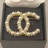 Lüks Bayan Tasarımcı Mücevher Marka Mektup Yıldız Broşlar 18K Altın Kaplama Kristal Rhinestone Broş Cazibesi İnci Pin Düğün Partisi