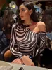Kadın Tişörtleri Mahsulü Üstleri Kadın Tişörtleri 2023 Sokak Tarzı Zebra Hayvan Baskı Üst Yuvarlak Boyun Uzun Kollu Gece Kulübü Seksi Bir Omuz