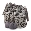 Sacos de noite Mulheres Moda Inverno Bolsa de Ombro Pequeno Furry Faux Fur Bucket Drawstring Hand Bag Meninas Bolsa Cross Body Bag com Pom 231108