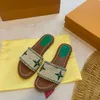 2024 Femmes Bas talons en caoutchouc Contrast de sandale Raffia Rafia Broidered Flat Mules Designer Slippers Chaussures de plage Pine Green Gold Sky Blue Schemes