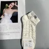 Designer Gu brev lågklippta strumpor för män Kvinnor vår sommar andas svarta vita korta strumpor unisex