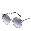 Occhiali da sole Donna Fashion Round 2023 Oversize Pearl Lace Frame Occhiali da vista curvi Gambe Shades Gafas Occhiali da sole Women1