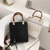 2024 Nya designer kvinnors crossbody axel europeiska och temperament röda brev messenger väska