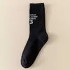 Chaussettes pour hommes Automne 22 Nouveau produit Rrr123 Noir et blanc Lettre numérique anglaise Femmes Mi-longueur Mode européenne Sports CottonYITN