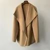 Abrigo corto de cachemir con cuello asimétrico de lana y cachemira Toteme