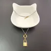 Klassisk designer halsband loews smycken lyxiga modesmycken enkel skiva liten lås ot spänne kvinnors halsband fransk vikbar stil mångsidig tröja kedja