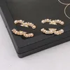 Projektant Luksusowy 18K Gold Studed Stude For Elegant Women Double Litere Projektanci Pełna perłowa biżuteria Wedding Prezent Wysokiej jakości 20. styl