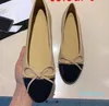 Chaussures habillées Designer Chaussure de ballet Printemps Automne Bow en peau de mouton Mode Chaussure de bateau plate Lady Cuir Paresseux Danse Mocassins Femmes Chaussures Grande taille avec boîte Semelle en cuir