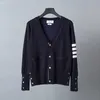 Pulls pour hommes Designer Luxe 2023 Nouveau TB Cardigan Pull avec quatre barres coréenne laine Slim Fit manteau et même bas tricot SBZM