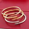 A C arter Bracciale per unghie Bracciali Gioielli di lusso per le donne Bracciale alla moda Lega di acciaio al titanio Placcato in oro Non sbiadisce mai Non allergico Wh NXE5