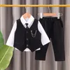 Set di abbigliamento 2023 moda per bambini abbigliamento per bambini gilet a catena vestito da gentiluomo ragazzo tinta unita cravatta camicia tre pezzi abito da sera formale 231109