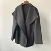 Abrigo corto de cachemir con cuello asimétrico de lana y cachemira Toteme