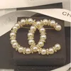 Litery broszka luksusowa marka design kobiet broszki perły garnitur pin biżuteria dekoracja odzieży Wysoka jakość akcesoria