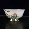 Bouteilles Une paire de bols en céramique chinoise ancienne avec des motifs dorés et de la famille rose, des fleurs et des oiseaux