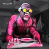 Erstaunliches rosafarbenes riesiges aufblasbares Gorilla-DJ-Cartoon-Tier-Maskottchen-Modell mit Headset und Plattenspieler für die Karnevals-Bühnendekoration