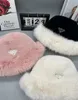 Cappello a secchiello in pelliccia di visone invernale resistente al freddo, cappelli a secchiello caldi e cappelli a triangolo in peluche all'ingrosso