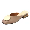 Slipare varumärkesdesigner kvinnor glider på mulor låga häl casual skor brittiska spänne glider träblock klackar sommar A25-50