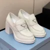 Sapatos de vestido de plataforma de luxo Triângulo Logo Designer Monólito Mulheres Bombas Senhoras Sola Chunky Mocassins Pretos Dedos Redondos Slip-on Chinelo Escovado Treinadores de Cabeça Redonda