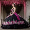 Mexikanische schwarze Quinceanera-Kleider Charro mit farbenfroher Stickerei aus Samt, Ballkleid, süßes 16-Kleid, luxuriöses, elegantes Vestidos de Novia 2024, abgestuftes Vestido de 15 Anos mit Schärpe