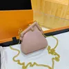 2024 Neue Designerin Damen Crossbody Schulterinnen Frau Spring Clip Populärer Farbmini Messenger Kette Tasche