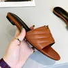 2024 Slajdy damskie Designerskie Kapcia Pinią Polaki Płody Flats Sandały Oryginalne skórzane buty Black Ladies Slipper