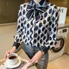 Kvinnors blusar 2023 Hösten Löst geometriskt tryck Silk Satin Shirt Top Bow Office Ol Streetwear Blouse