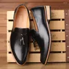 Klädskor 2023 British Style Men's Split Leather Formal Fashion Tassel Slip On Loafers for Men Business Casual Moccasins