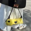 2024 새로운 디자이너 여성 크로스 바디 어깨 핫 캐주얼 및 한국 군중을 운반하는 겨드랑이 가방