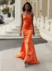 Vestidos de fiesta Naranja Prom 2023 Sirena larga Elástico Satén Correa de espagueti Fruncido Escote redondo Barrido Tren Vestidos de noche