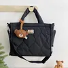 Kvällpåse vadderad quiltad tote koreansk mode söt crossbody stor kapaity tyg handväska björn hänge svarta skolväskor 231108