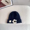 Diseñador de marca Gorro para mujer Gorro para mujer Otoño e invierno Estilo de fragancia pequeña Nueva moda cálida Todo fósforo Letra CE Gorro de punto MH1