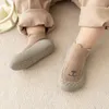 Primi camminatori Calzini per neonati Scarpe per neonati Simpatico cartone animato per bambini Ragazzo Suola in gomma morbida Sneaker da pavimento per bambini BeBe Stivaletti per bambine Walker 231109