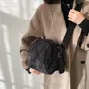 Kvällspåsar kvinnor handväska quiltade rymliga svarta lady vinter trender smart telefon väsentlig bärbar nylon vardagliga crossbody väska mode 231108