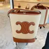 Женские сумочки CE Designer Split Budt Bucket Cel Celvas Bag Buckerce Messenger Cowhide имеет красивую мощность триумфальная арка мешка женская продвинутая мода 02U3