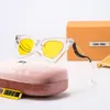 Óculos de sol com caixa moda mu mulheres óculos de sol personalidade espelho perna metal grande letra design multicolor marca óculos tomada de fábrica promocional especial 998