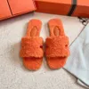 2024 Designer Womens Fluffy Furry Sandals tofflor Slides Womens Trendy Shearling Sandaler Flat Bottom Bekväm höst- och vinterhemskor