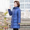Kvinnors dike rockar mellanliggande och äldre kvinnor i lång huva bomullsskadade kläder 2023 vinter mode stor storlek varm tjock kappa kvinna