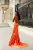 Vestidos de fiesta Naranja Prom 2023 Sirena larga Elástico Satén Correa de espagueti Fruncido Escote redondo Barrido Tren Vestidos de noche