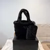 2023 Nouveau style designer femmes sac chaud doux sac à main en fourrure avec portefeuille rose vert noir cool sacs à main de mode fille sacs de luxe joli sac à main