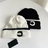 Designer Beanie 100% Cashmere Crânio Caps Designers de Luxo Chapéu Tamanho 56-58cm Para Inverno Quente Esqui Presente de Natal