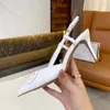 Sandálias de salto alto Bombas de luxo Sapatos de passarela Designer Mulheres Dedo Apontado Sexy Stiletto Couro Workplace Workwear Banquet35--42 Tamanho 8cm