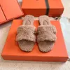2024 Designer Womens Fluffy Furry Sandals tofflor Slides Womens Trendy Shearling Sandaler Flat Bottom Bekväm höst- och vinterhemskor