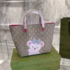 2024 Neue Designerin Frauen -Crossbody -Schulter können und gemischte Chargen tragbare weibliche Cartoon Bären Kaninchen Kinder Mädchen Einkaufsmama einkauft Mama Tasche