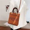 2024 Nya designer kvinnors crossbody axel europeiska och temperament röda brev messenger väska